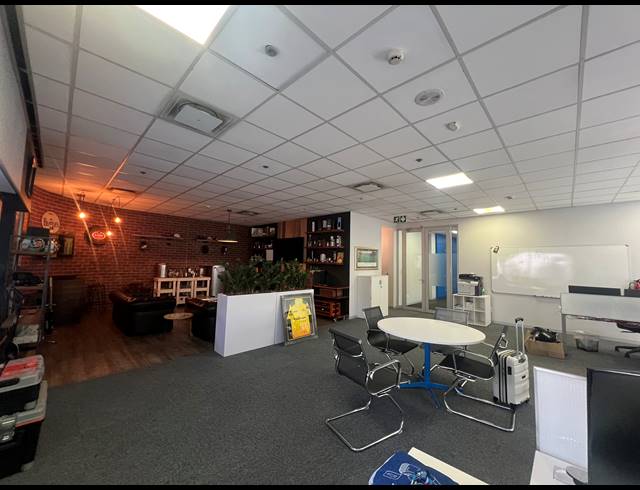 1,093M² OFFICE TO LET IN ROSEBANK
